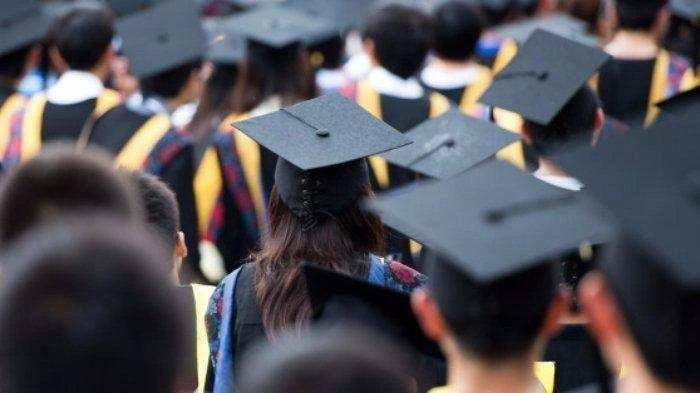 Mahasiswi Manggarai Tak Pernah Kuliah tapi Undang Orang Tua Wisuda