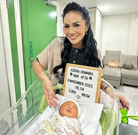 Krisdayanti mengumumkan nama cucunya, yaitu Azura Humaira Nur Atta, dengan panjang 48 cm dan berat 3,3 kg