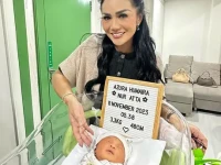 Krisdayanti mengumumkan nama cucunya, yaitu Azura Humaira Nur Atta, dengan panjang 48 cm dan berat 3,3 kg