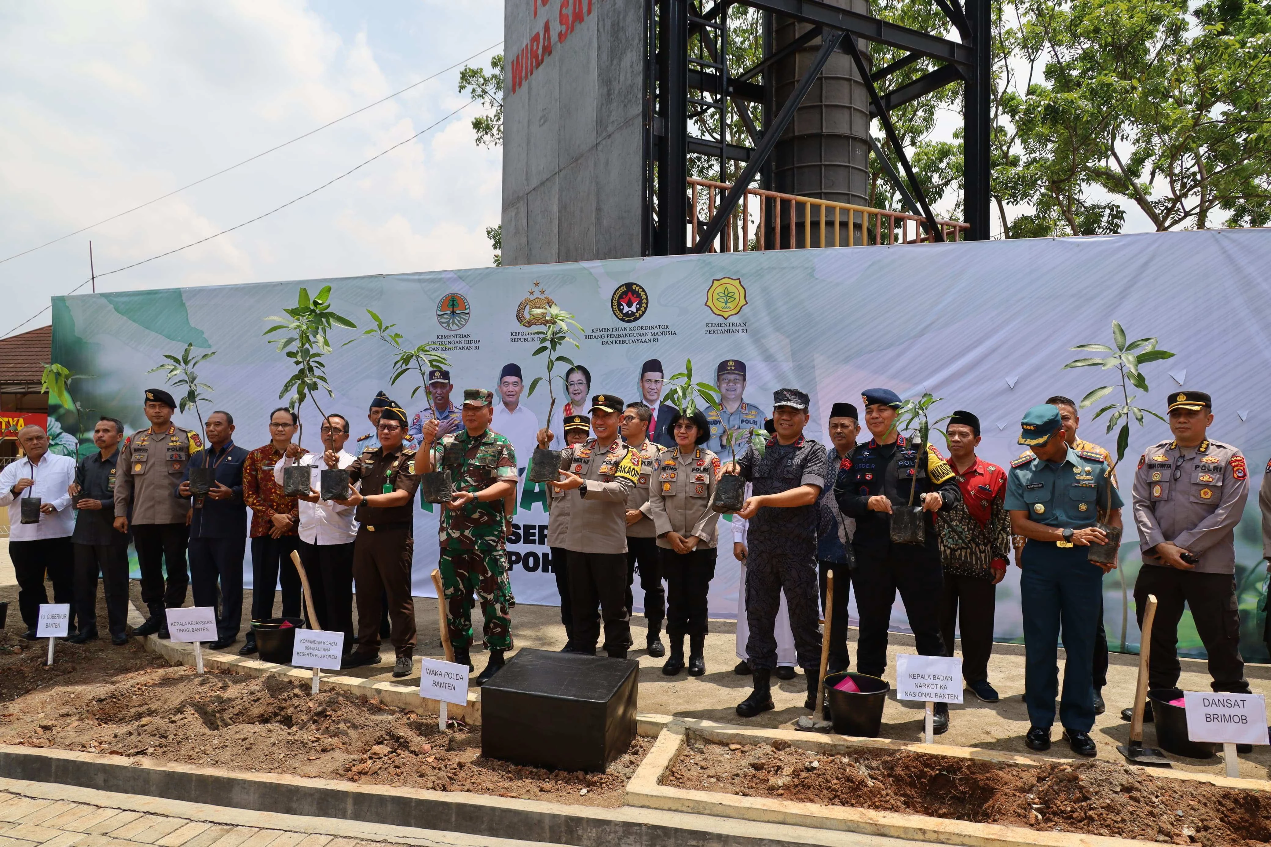 Penanaman Sepuluh Juta Pohon Bersama Polri di Mako Satuan Brimob Polda Banten