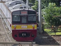 Mobil Selip di Lintas Manggarai-Jatinegara, Penumpang Ngeluh KRL Terhambat