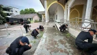 Peduli Kebersihan, Anggota Brimob Banten Bersihkan Masjid