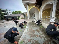 Peduli Kebersihan, Anggota Brimob Banten Bersihkan Masjid