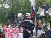 SEKDA SBB Dinilai Inkonstitusional,Puluhan  Mahasiswa Demo di Mendagri  Desak Copot Tuasun!